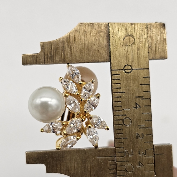 Vintage KJL Signed Kenneth Jay Lane Clear Rhinestone Cluster Pearl Clip Earrings - Picture 7 of 7